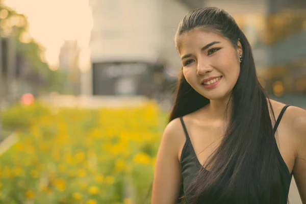 Portret Młodej Pięknej Azjatki Zwiedzającej Miasto Bangkok Tajlandia — Zdjęcie stockowe