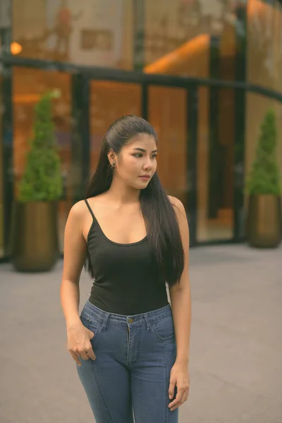 Portret Van Jonge Mooie Aziatische Vrouw Verkennen Rond Stad Bangkok — Stockfoto