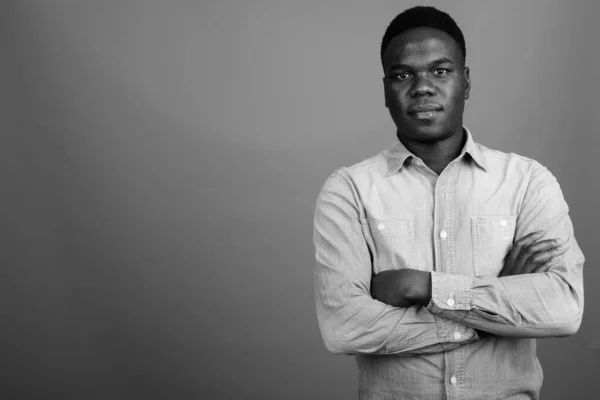 Plan Studio Jeune Africain Portant Une Chemise Denim Sur Fond — Photo
