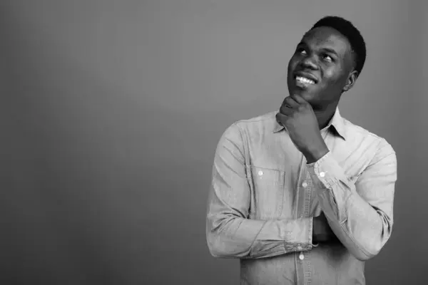 Зйомки Молодого Африканця Джинсовій Сорочці Проти Сірого Фону Чорно Білому — стокове фото