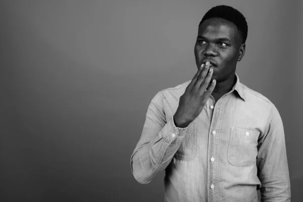 Estúdio Tiro Jovem Africano Vestindo Camisa Jeans Contra Fundo Cinza — Fotografia de Stock