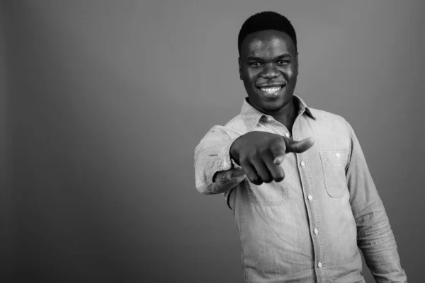 Estúdio Tiro Jovem Africano Vestindo Camisa Jeans Contra Fundo Cinza — Fotografia de Stock