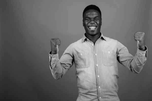 Estúdio Tiro Jovem Africano Vestindo Camisa Jeans Contra Fundo Cinza — Fotografia de Stock