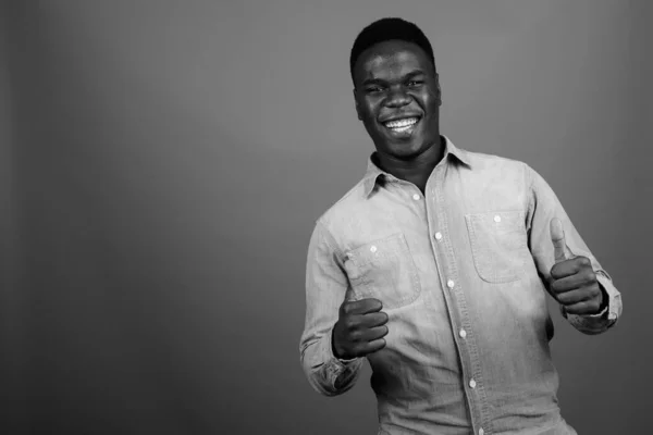 Siyah Beyaz Gri Arka Planda Kot Gömlek Giyen Afrikalı Genç — Stok fotoğraf