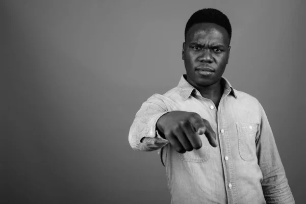 Зйомки Молодого Африканця Джинсовій Сорочці Проти Сірого Фону Чорно Білому — стокове фото