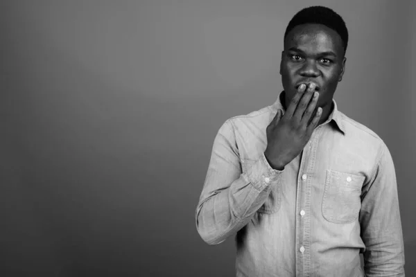 Estúdio Tiro Jovem Africano Vestindo Camisa Jeans Contra Fundo Cinza — Fotografia de Stock