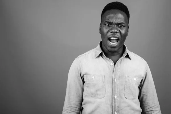 Estúdio Tiro Jovem Africano Vestindo Camisa Jeans Contra Fundo Cinza — Fotografia de Stock