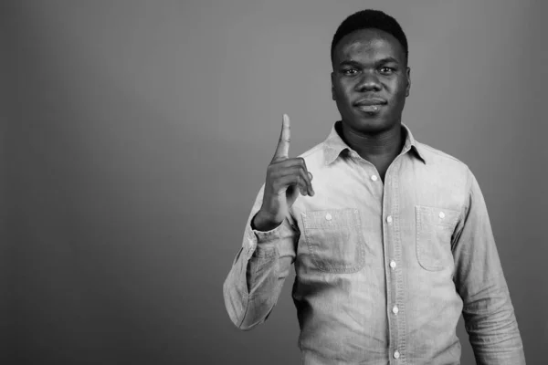 Estúdio Tiro Jovem Africano Vestindo Camisa Jeans Contra Fundo Cinza — Fotografia de Stock