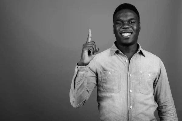 Estúdio Tiro Jovem Africano Vestindo Camisa Jeans Contra Fundo Cinza — Fotografia de Stock