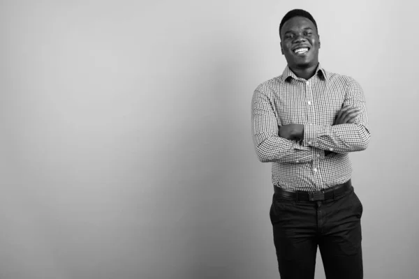 Estúdio Tiro Jovem Empresário Africano Com Cabelo Afro Contra Fundo — Fotografia de Stock