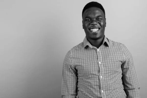 Estudio Joven Empresario Africano Con Pelo Afro Sobre Fondo Blanco —  Fotos de Stock