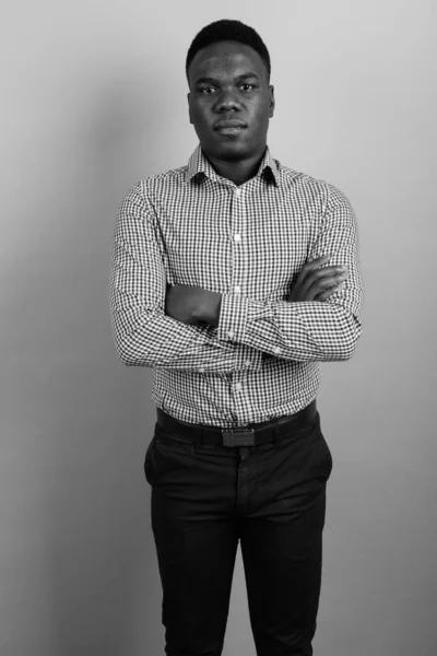 Estudio Joven Empresario Africano Con Pelo Afro Sobre Fondo Blanco —  Fotos de Stock