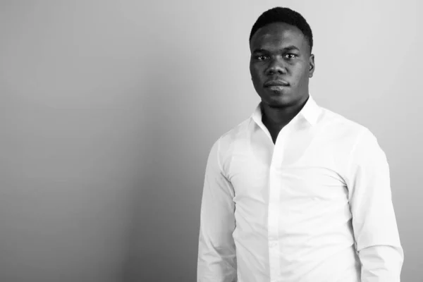 Зйомки Молодого Африканського Бізнесмена Білій Сорочці Чорно Білому Фоні — стокове фото