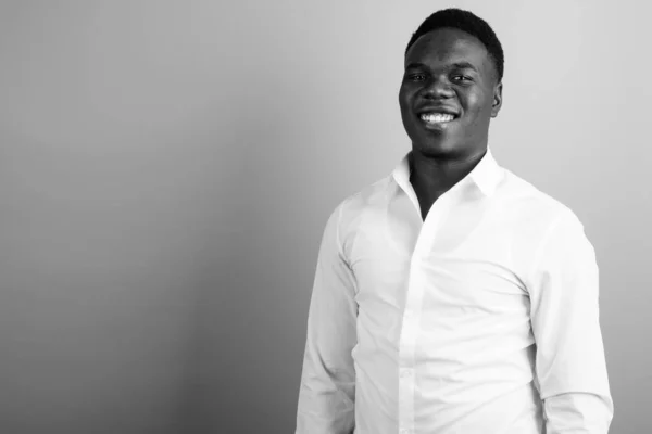 Estúdio Tiro Jovem Empresário Africano Vestindo Camisa Branca Contra Fundo — Fotografia de Stock