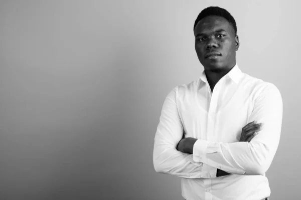 Estúdio Tiro Jovem Empresário Africano Vestindo Camisa Branca Contra Fundo — Fotografia de Stock