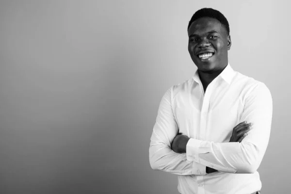 Studio Záběr Mladého Afrického Podnikatele Bílé Košili Bílém Pozadí Černé — Stock fotografie