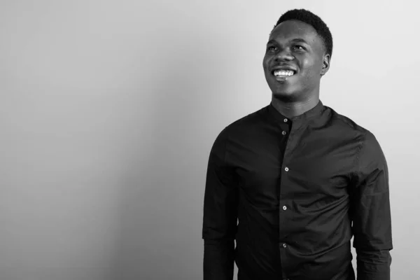 Studio Shot Van Jonge Afrikaanse Zakenman Tegen Witte Achtergrond Zwart — Stockfoto