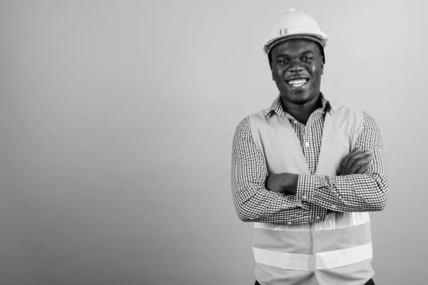 Estúdio Tiro Jovem Homem Africano Trabalhador Construção Contra Fundo Branco — Fotografia de Stock