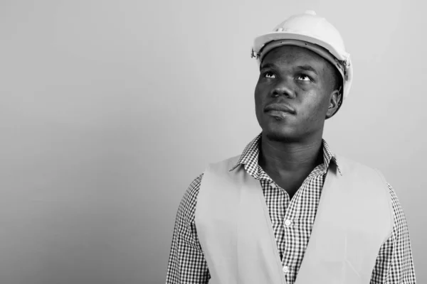 Estúdio Tiro Jovem Homem Africano Trabalhador Construção Contra Fundo Branco — Fotografia de Stock