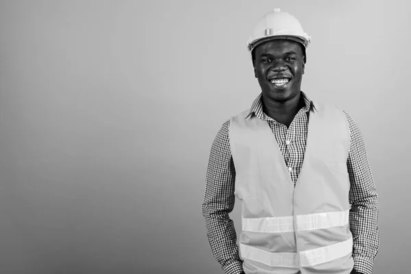Estudio Joven Trabajador Africano Construcción Sobre Fondo Blanco Blanco Negro —  Fotos de Stock