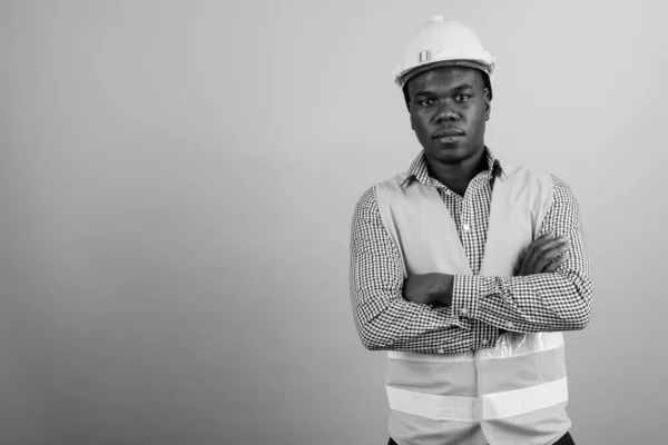 Estudio Joven Trabajador Africano Construcción Sobre Fondo Blanco Blanco Negro — Foto de Stock