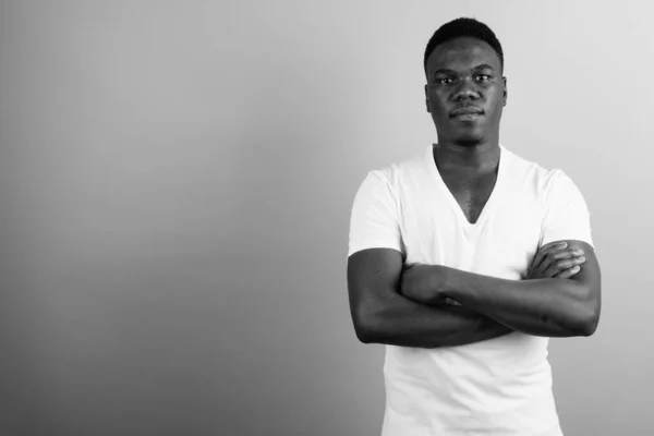 Estúdio Tiro Jovem Africano Vestindo Camisa Branca Contra Fundo Branco — Fotografia de Stock