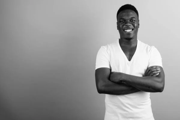 Estúdio Tiro Jovem Africano Vestindo Camisa Branca Contra Fundo Branco — Fotografia de Stock