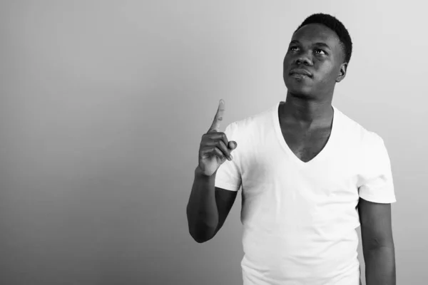 Estudio Joven Africano Con Camisa Blanca Sobre Fondo Blanco Blanco —  Fotos de Stock