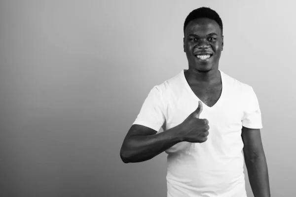 Siyah Beyaz Arka Planda Beyaz Gömlekli Genç Afrikalı Adamın Stüdyo — Stok fotoğraf