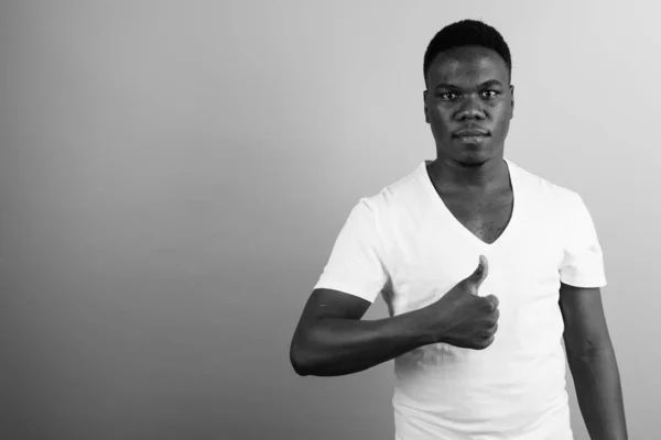 Студийный Снимок Молодого Африканца Белой Рубашке Белом Фоне Черно Белом — стоковое фото