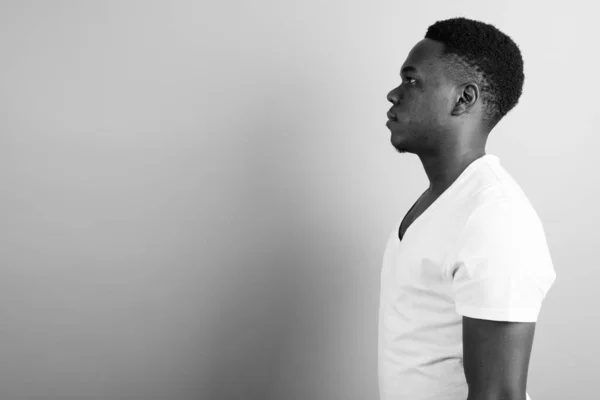 Studio Shot Van Jonge Afrikaanse Man Met Wit Shirt Tegen — Stockfoto