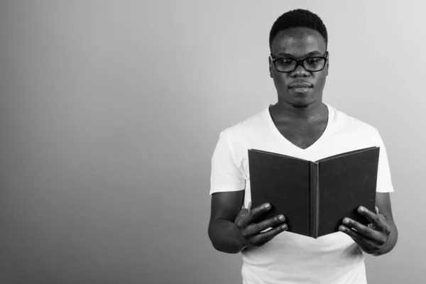 Studio Záběr Mladého Afrického Muže Bílé Košili Proti Bílému Pozadí — Stock fotografie