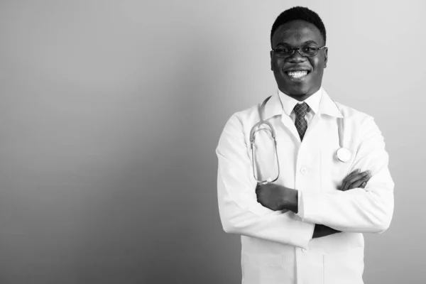 Зйомки Молодого Африканського Лікаря Окулярах Чорно Білому Фоні — стокове фото