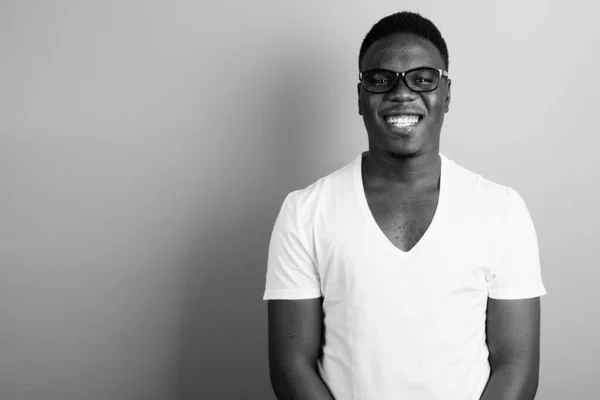 Estúdio Tiro Jovem Africano Vestindo Camisa Branca Contra Fundo Branco — Fotografia de Stock