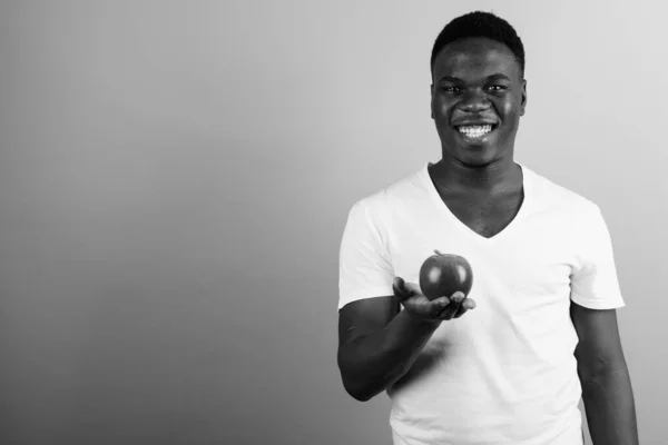Estudio Joven Africano Con Camisa Blanca Sobre Fondo Blanco Blanco —  Fotos de Stock