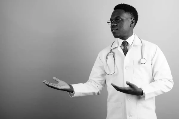 Estudio Joven Médico Africano Con Anteojos Blanco Negro —  Fotos de Stock