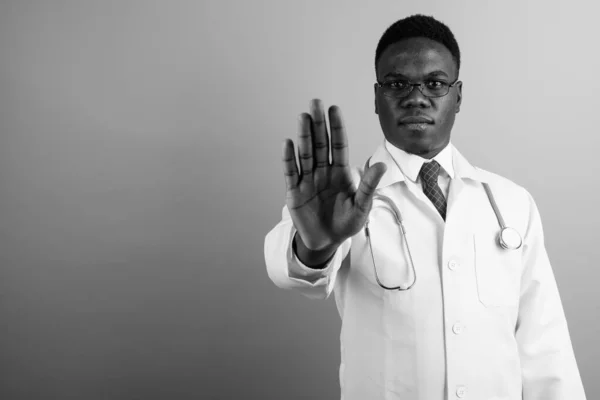 Estúdio Tiro Jovem Médico Homem Africano Vestindo Óculos Contra Fundo — Fotografia de Stock