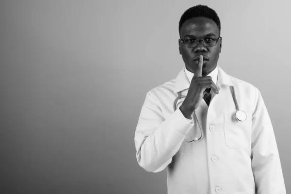 Зйомки Молодого Африканського Лікаря Окулярах Чорно Білому Фоні — стокове фото