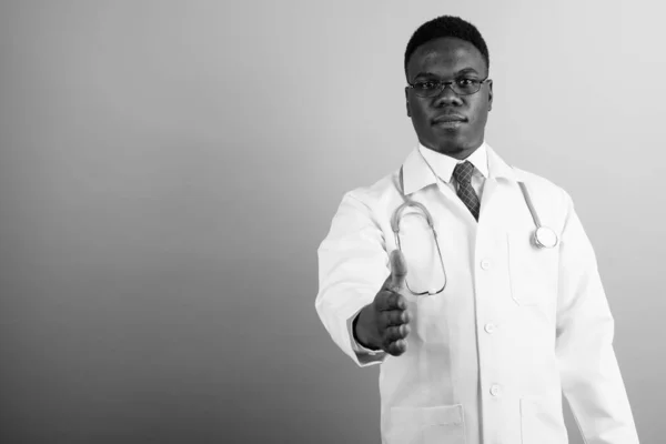 Estúdio Tiro Jovem Médico Homem Africano Vestindo Óculos Contra Fundo — Fotografia de Stock