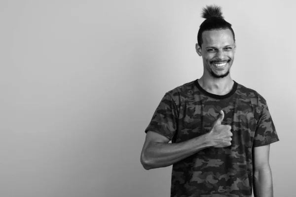 Estúdio Tiro Jovem Barbudo Bonito Homem Africano Com Cabelo Amarrado — Fotografia de Stock