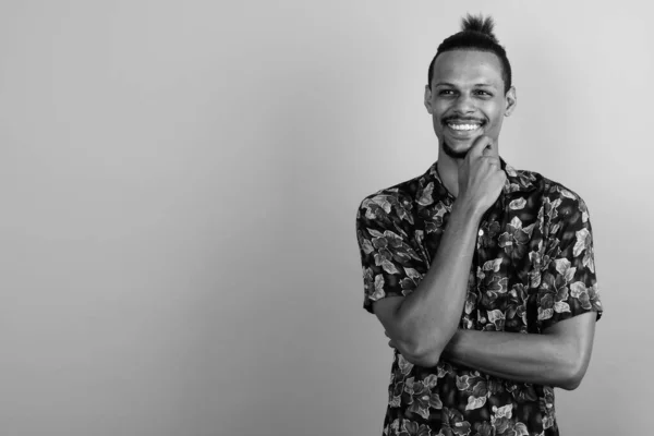 Estúdio Tiro Jovem Barbudo Bonito Homem Africano Vestindo Camisa Havaiana — Fotografia de Stock