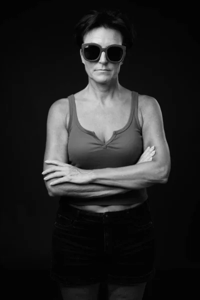 Studio Shot Van Volwassen Mooie Scandinavische Vrouw Met Kort Haar — Stockfoto