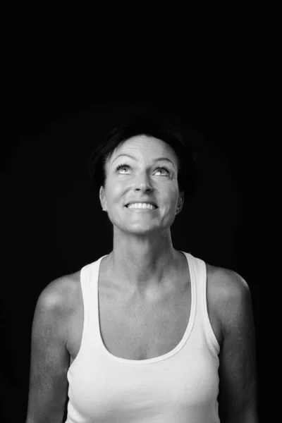 Siyah Beyaz Arka Planda Kısa Saçlı Olgun Skandinav Bir Kadının — Stok fotoğraf