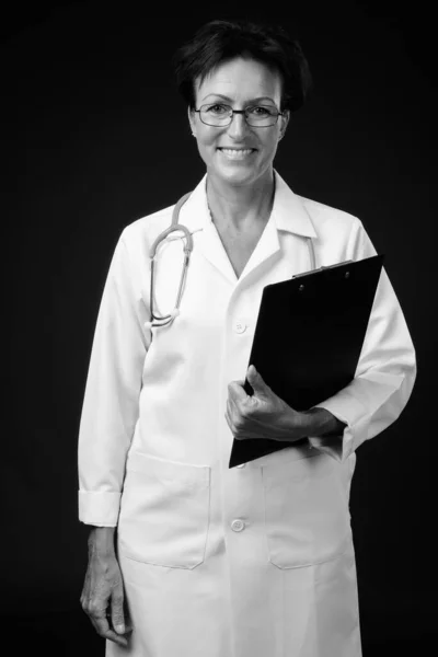 Estúdio Tiro Maduro Bela Mulher Escandinava Médico Com Cabelo Curto — Fotografia de Stock