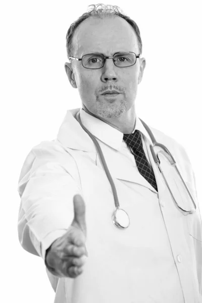 Yakışıklı Skandinav Erkek Doktorun Siyah Beyaz Arka Planda Izole Edilmiş — Stok fotoğraf