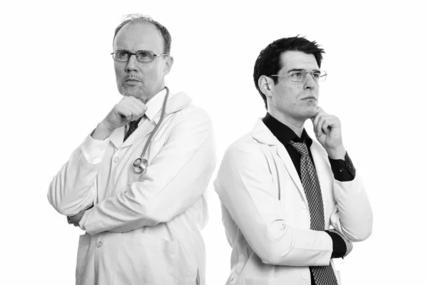 Studioaufnahme Des Reifen Mannes Arzt Und Junger Mann Arzt Zusammen — Stockfoto