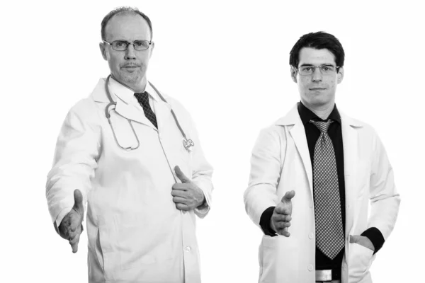 Yetişkin Bir Doktor Genç Bir Doktorun Siyah Beyaz Arka Planda — Stok fotoğraf