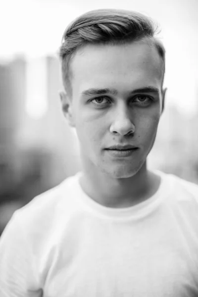 Retrato Joven Guapo Con Pelo Rubio Contra Vista Ciudad Bangkok — Foto de Stock