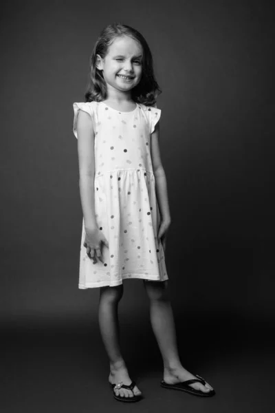 Студійний Знімок Милої Молодої Дівчини Світлим Волоссям Білій Сукні Сірому — стокове фото