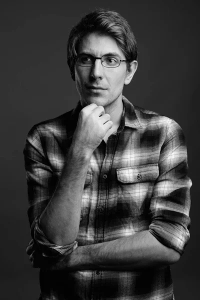 Estudio Tiro Hombre Hipster Guapo Con Camisa Cuadros Gafas Sobre —  Fotos de Stock